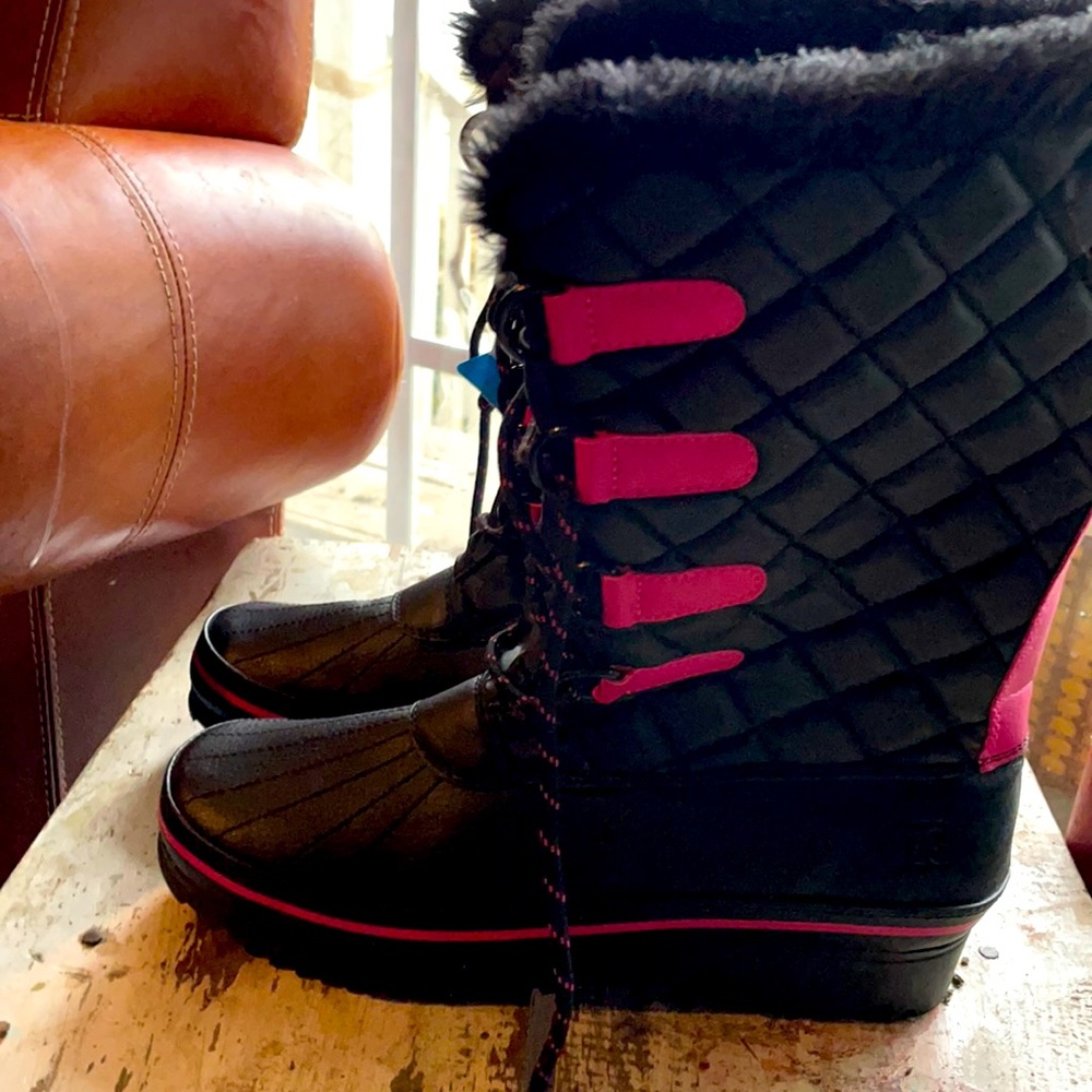 New with tags women’s size 6 XS, snow boot. Waterproof, warm. Never worn